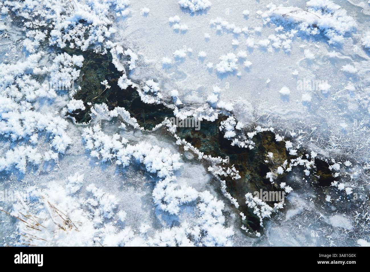 Roche gelée avec cristaux de glace Banque D'Images