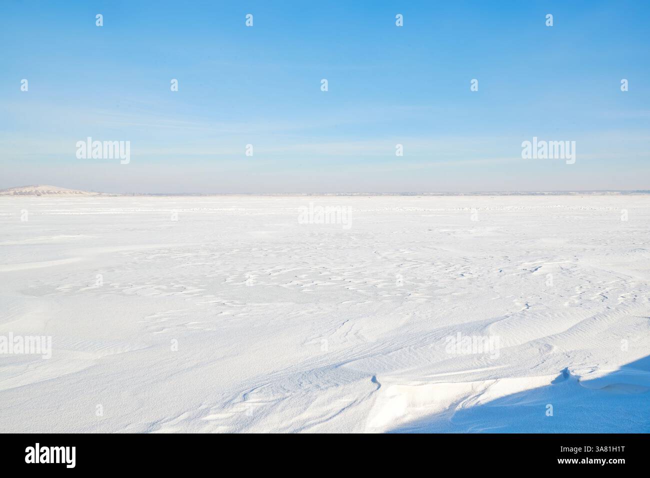 Vaste paysage enneigé sous ciel bleu Banque D'Images