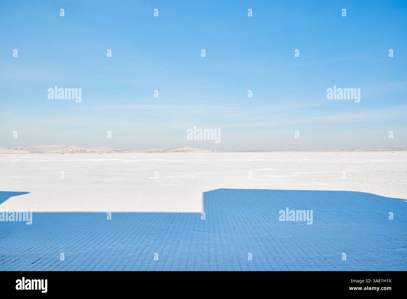 Vaste paysage enneigé sous ciel bleu Banque D'Images