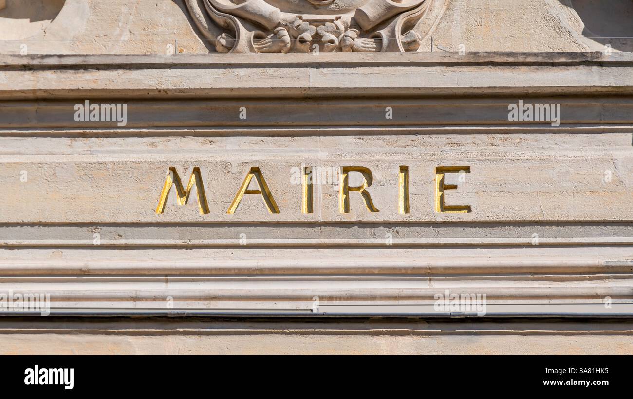 Panneau indiquant 'Town Hall' écrit en français sur la façade d'un hôtel de ville. Concepts des élections municipales, de la politique locale et de l'administration en France Banque D'Images