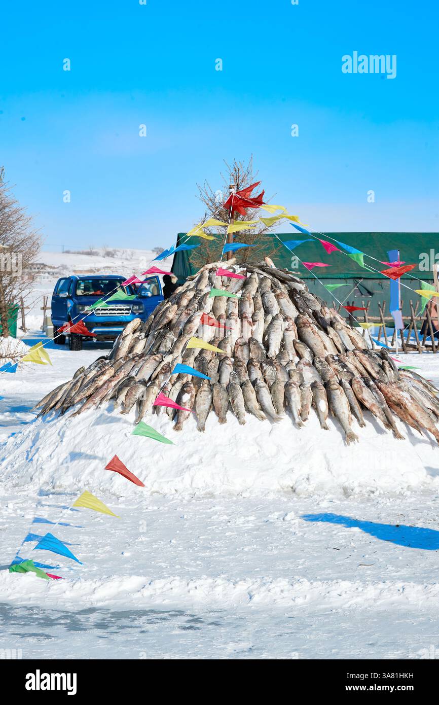Pyramide de poisson sur la neige avec drapeaux colorés Banque D'Images