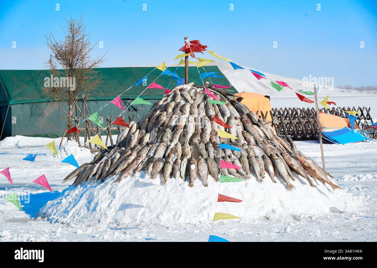 Pyramide de poisson sur la neige avec drapeaux colorés Banque D'Images
