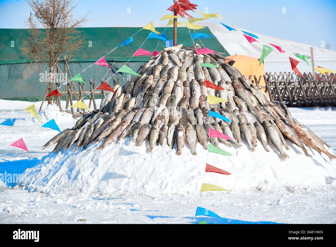 Pyramide de poisson sur la neige avec drapeaux colorés Banque D'Images