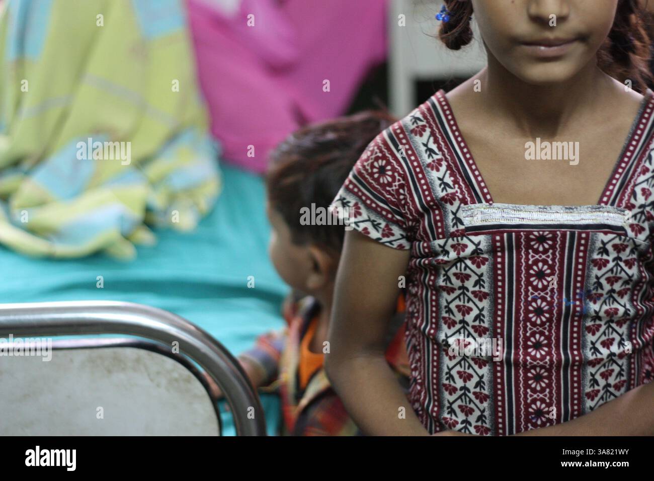 13 novembre 2010 - Patna, Bihar, Inde - les enfants d'une personne subissant une transplantation d'organe attendent dans une section de transplantation d'organe d'un hôpital souterrain connu pour la transplantation illégale d'organes. (Crédit image : © Rohan Radheya/zReportage/ZUMAPRESS.com) Banque D'Images 13 novembre 2010 - Patna, Bihar, Inde - les enfants d'une personne subissant une transplantation d'organe attendent dans une section de transplantation d'organe d'un hôpital souterrain connu pour la transplantation illégale d'organes. (Crédit image : © Rohan Radheya/zReportage/ZUMAPRESS.com) Banque D'Images