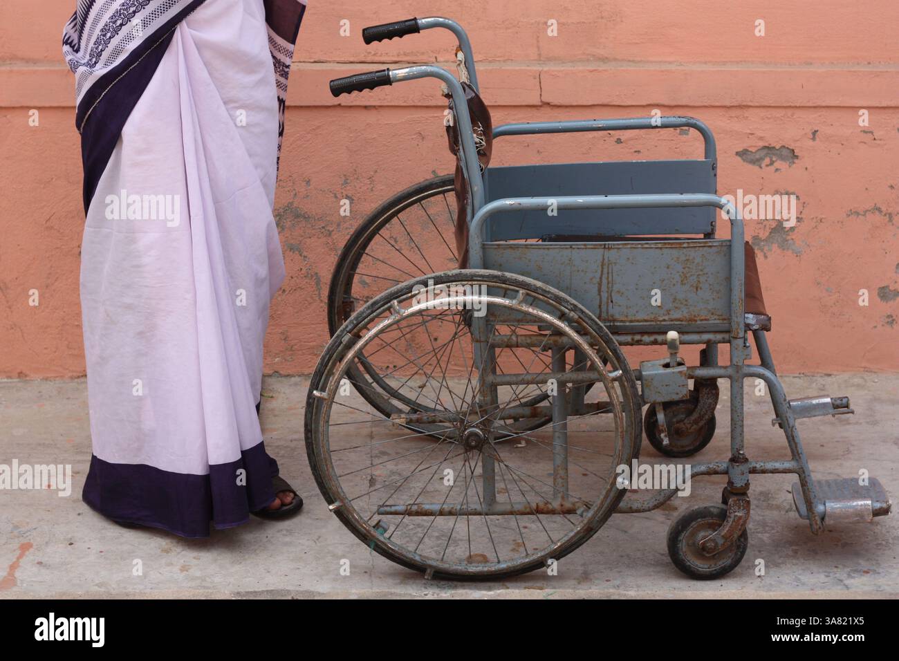 13 novembre 2010 - Patna, Bihar, Inde - Un être cher d'un homme subissant une transplantation d'organe attend avec un fauteuil roulant dans un hôpital souterrain connu pour la transplantation illégale d'organes. (Crédit image : © Rohan Radheya/zReportage/ZUMAPRESS.com) Banque D'Images 13 novembre 2010 - Patna, Bihar, Inde - Un être cher d'un homme subissant une transplantation d'organe attend avec un fauteuil roulant dans un hôpital souterrain connu pour la transplantation illégale d'organes. (Crédit image : © Rohan Radheya/zReportage/ZUMAPRESS.com) Banque D'Images