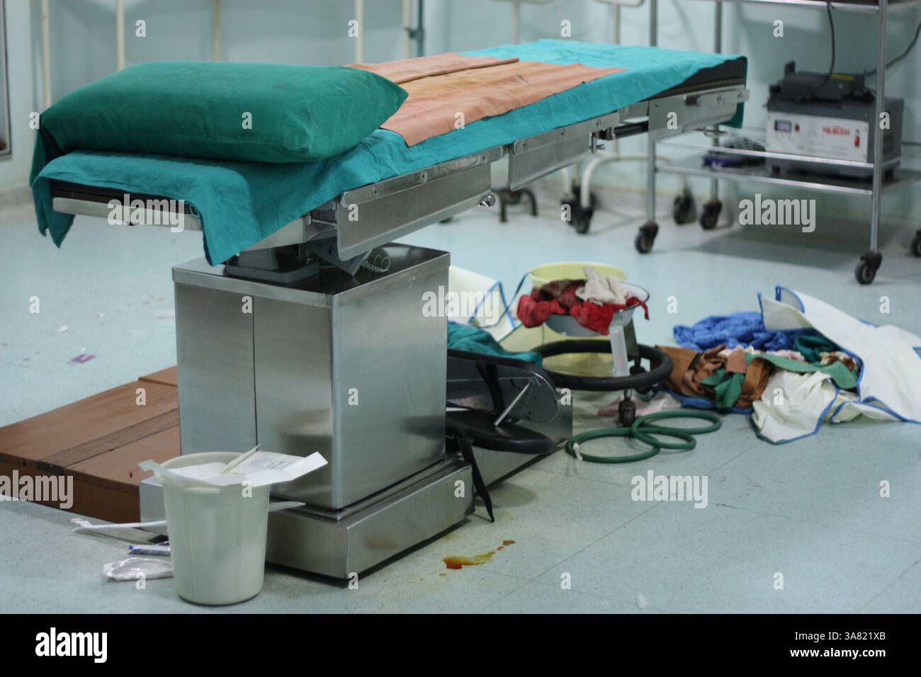 13 novembre 2010 - Patna, Bihar, Inde - Une chambre d'hôpital après transplantation d'organes a été effectuée dans un hôpital souterrain connu pour le commerce illégal d'organes. (Crédit image : © Rohan Radheya/zReportage/ZUMAPRESS.com) Banque D'Images 13 novembre 2010 - Patna, Bihar, Inde - Une chambre d'hôpital après transplantation d'organes a été effectuée dans un hôpital souterrain connu pour le commerce illégal d'organes. (Crédit image : © Rohan Radheya/zReportage/ZUMAPRESS.com) Banque D'Images
