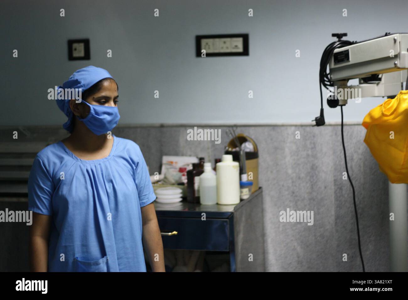 13 novembre 2010 - Patna, Bihar, Inde - Une infirmière surveille une transplantation d'organes effectuée dans un hôpital souterrain connu pour sa transplantation illégale. (Crédit image : © Rohan Radheya/zReportage/ZUMAPRESS.com) Banque D'Images 13 novembre 2010 - Patna, Bihar, Inde - Une infirmière surveille une transplantation d'organes effectuée dans un hôpital souterrain connu pour sa transplantation illégale. (Crédit image : © Rohan Radheya/zReportage/ZUMAPRESS.com) Banque D'Images