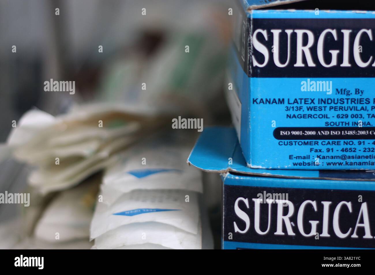 13 novembre 2010 - Patna, Bihar, Inde - médecins tiers dans une section de transplantation d'organes d'un hôpital souterrain connu pour la transplantation illégale d'organes. (Crédit image : © Rohan Radheya/zReportage/ZUMAPRESS.com) Banque D'Images
