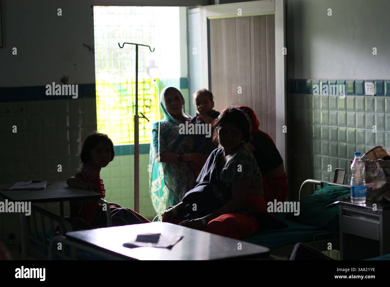 13 novembre 2010 - Patna, Bihar, Inde - les membres de la famille d'un patient subissant une transplantation d'organe attendent dans un hôpital souterrain connu pour la transplantation illégale d'organes. (Crédit image : © Rohan Radheya/zReportage/ZUMAPRESS.com) Banque D'Images