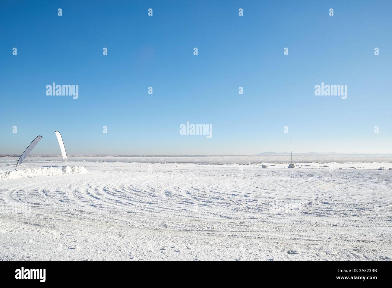 Skieurs sur Snowy Slope avec Blue Sky Banque D'Images