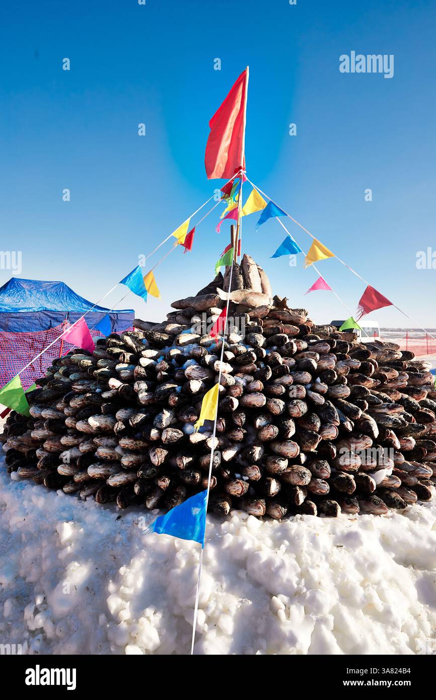 Pyramide de poisson sur la neige avec drapeaux colorés Banque D'Images