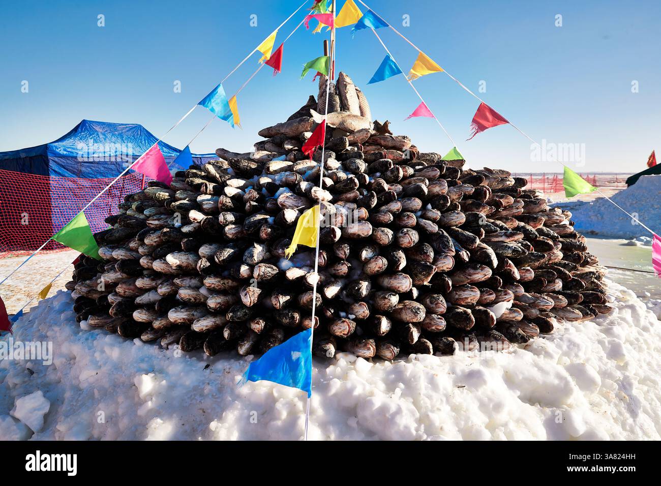 Pyramide de poisson sur la neige avec drapeaux colorés Banque D'Images