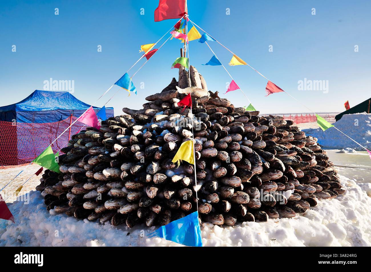 Pyramide de poisson sur la neige avec drapeaux colorés Banque D'Images