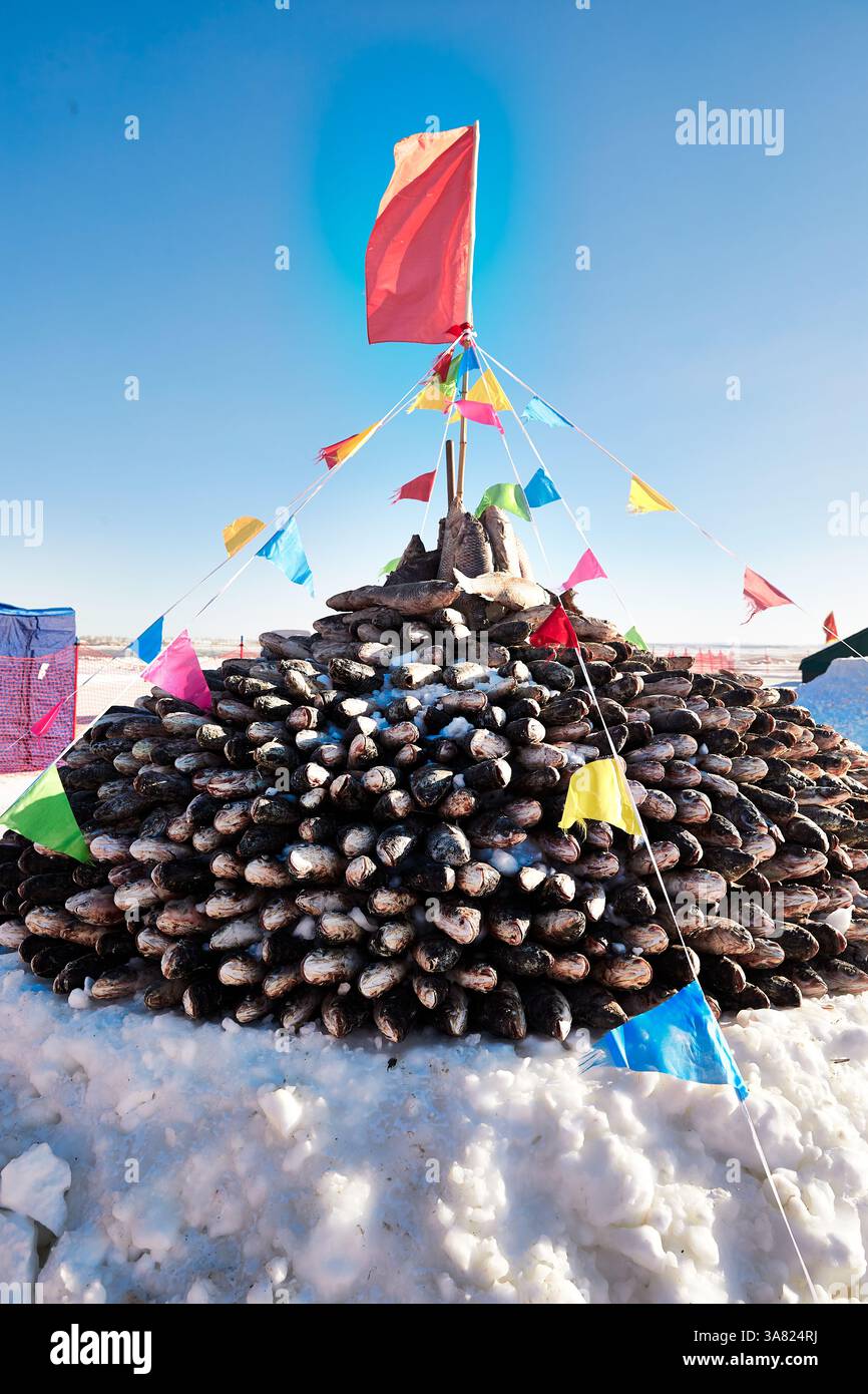 Pyramide de poisson sur la neige avec drapeaux colorés Banque D'Images
