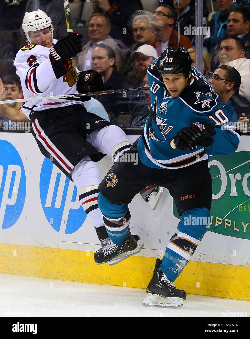5 février 2013 - San Jose, CA, USA - Andrew Desjardins (10), attaquant des Sharks de San Jose, vérifie Duncan Keith (2) des Blackhawks de Chicago, lors de la première période au HP Pavilion le mardi 5 février 2013, à San Jose, en Californie. (Crédit image : © Aric Crabb/MCT/ZUMAPRESS.com) Banque D'Images