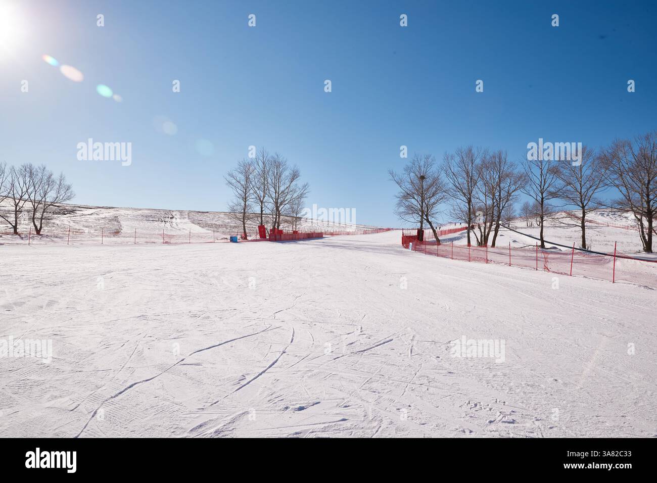 Station de ski supérieure avec filet de sécurité rouge Banque D'Images