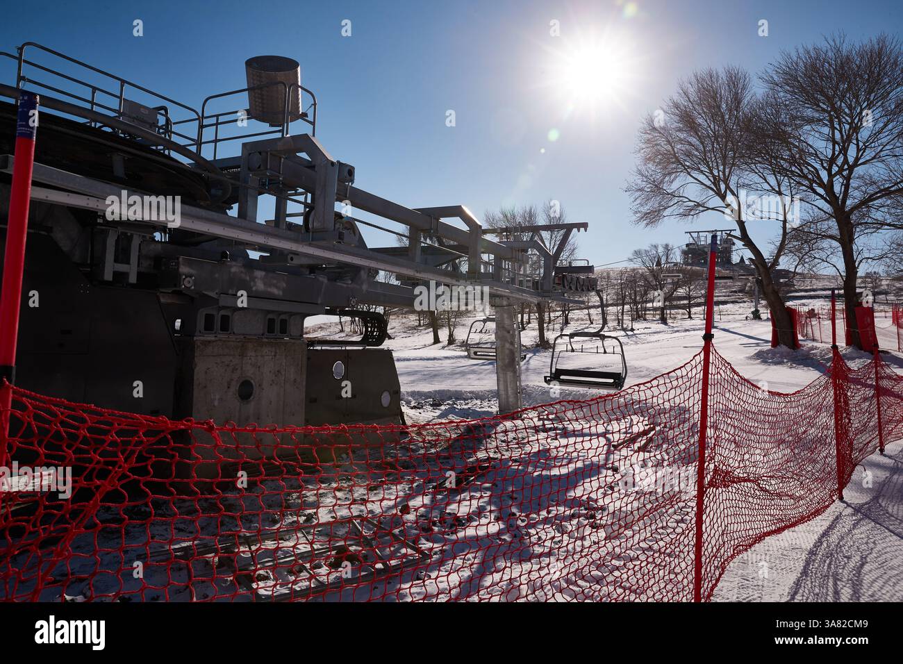 Station de ski supérieure avec filet de sécurité rouge Banque D'Images