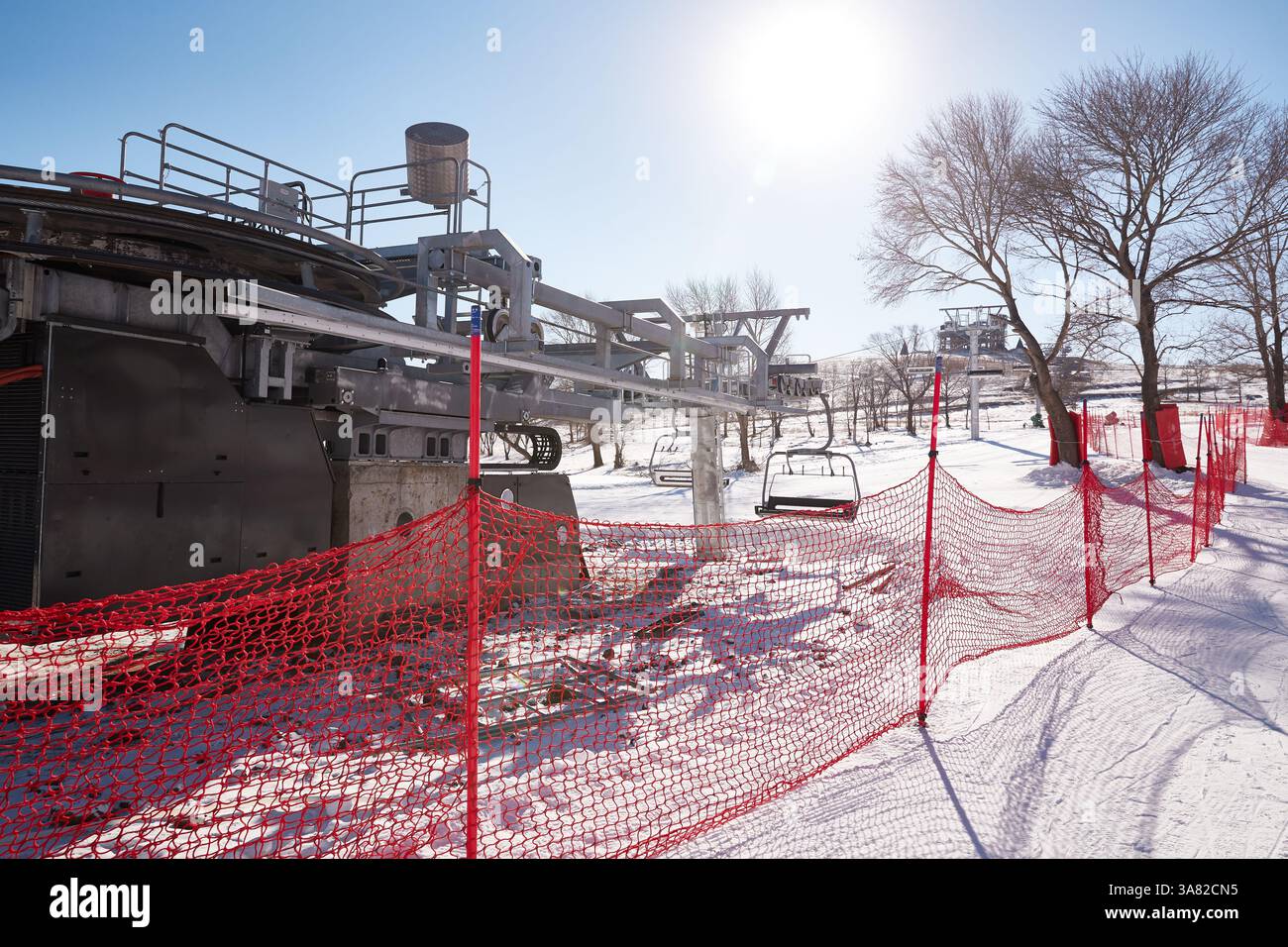 Station de ski supérieure avec filet de sécurité rouge Banque D'Images