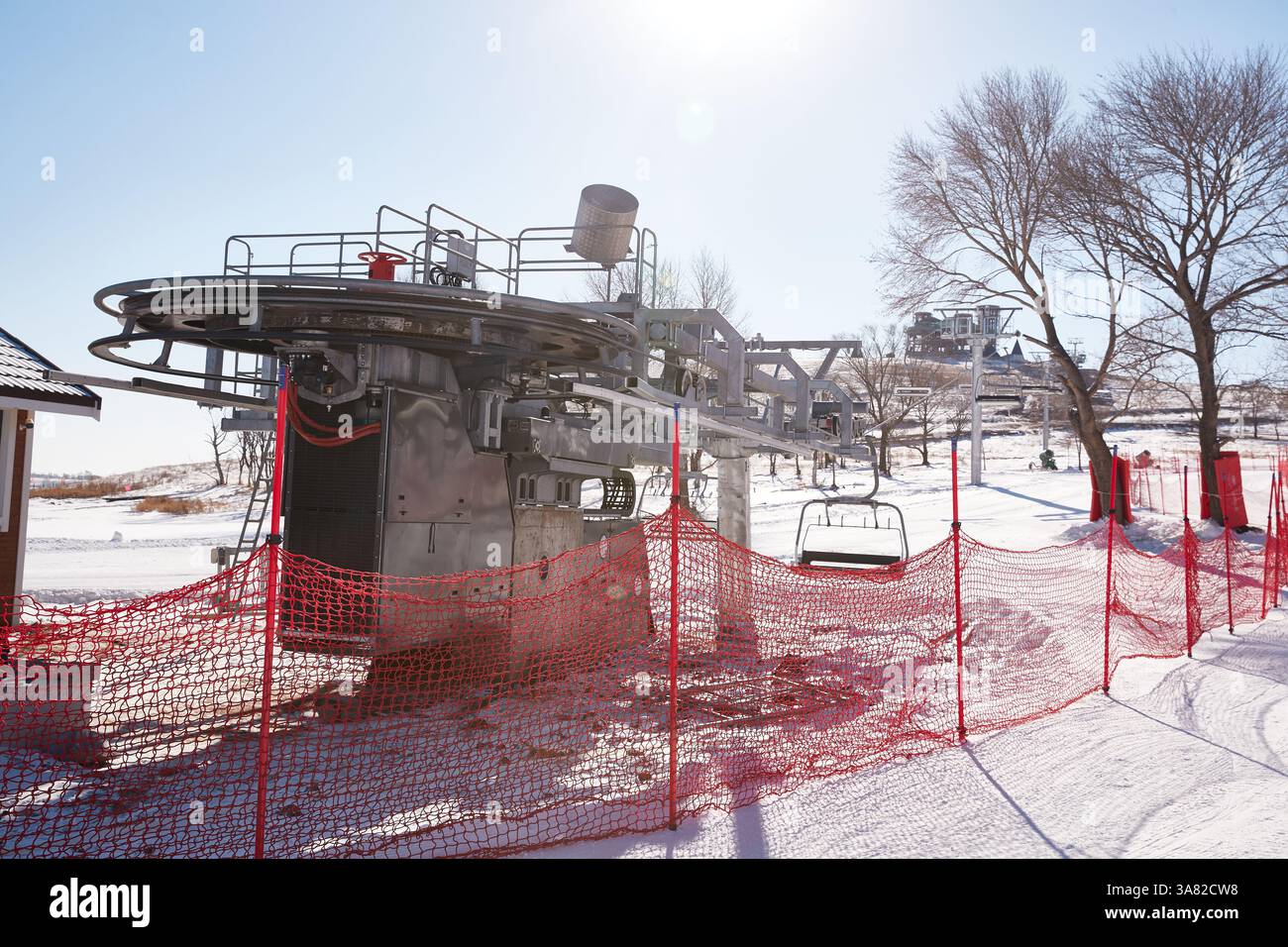 Station de ski supérieure avec filet de sécurité rouge Banque D'Images