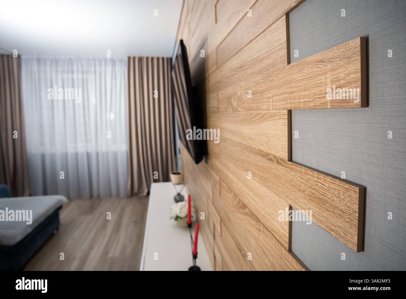 Intérieur moderne dans le salon avec parquet stratifié, armoires murales, télévision LCD et climatisation. Rénovation élégante dans l'appartement Banque D'Images