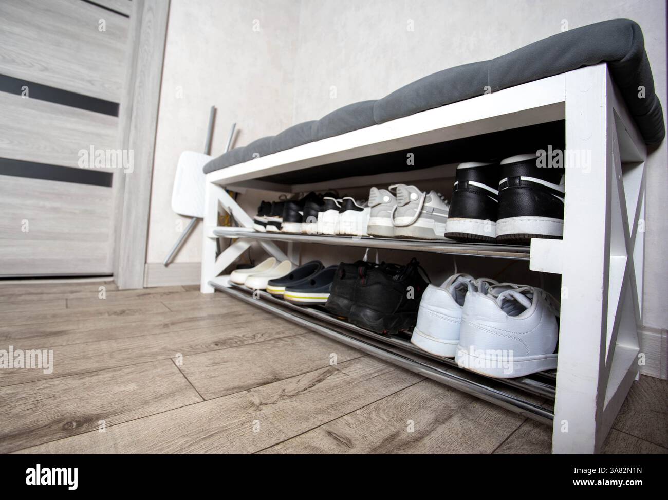 Porte-chaussures élégant et moderne dans le couloir, intérieur élégant. Copier l'espace pour le texte Banque D'Images