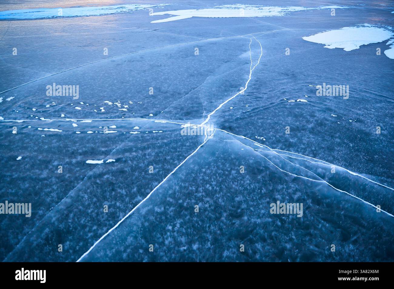 Fissures et motifs de glace sur le lac Frozen Banque D'Images