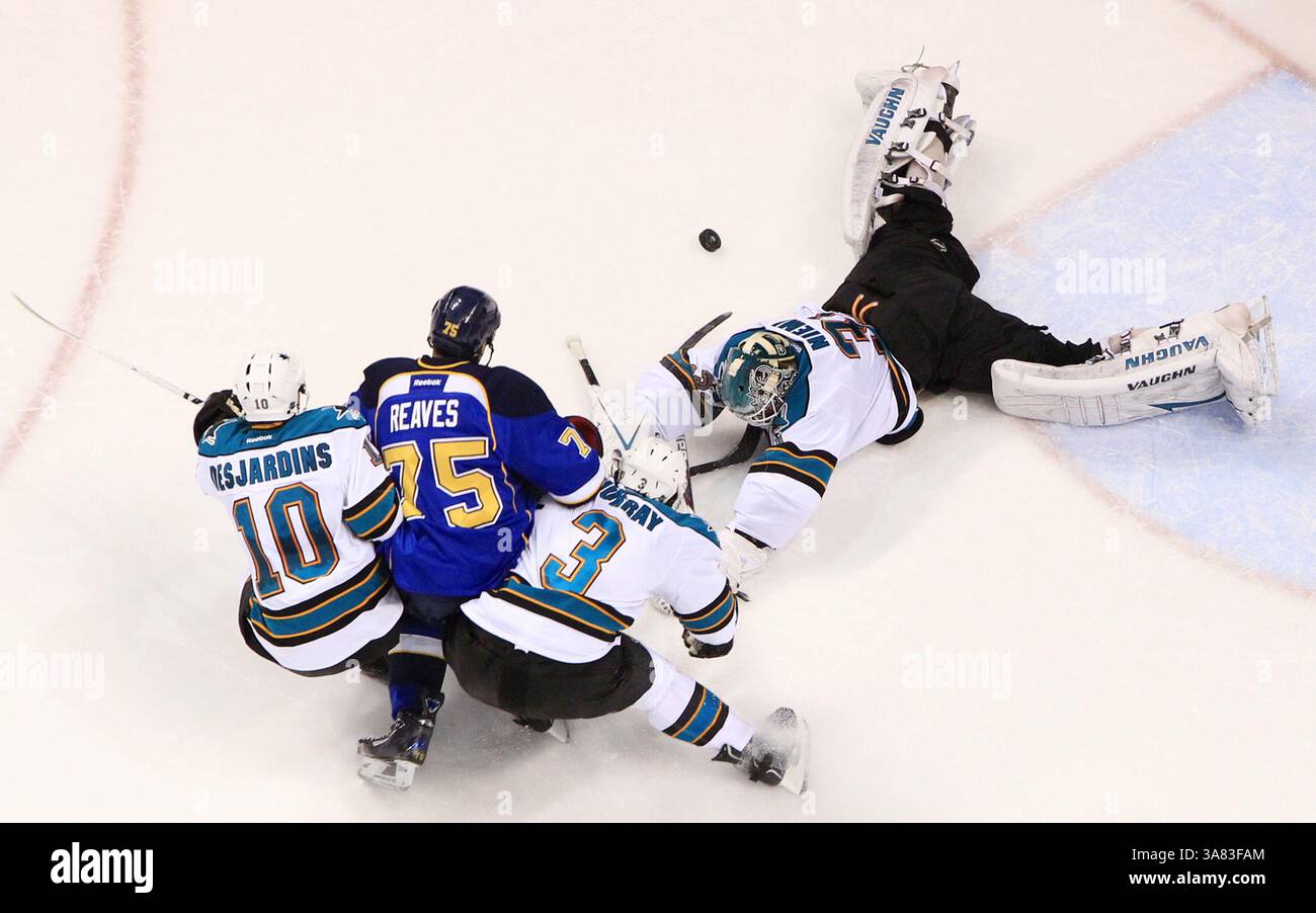 12 mars 2013 - St Louis, MO, USA - Ryan Reaves de Louis Blues est pris en sandwich entre Andrew Desjardins (10) et Douglas Murray (3) des Sharks de San Jose alors qu'il poursuit la rondelle devant le golateur Antti Niemi en deuxième période au Scottrade Center à Louis, Missouri, le mardi 12 mars 2013. Louis Won, 4-2. (Crédit image : © Chris Lee/MCT/ZUMAPRESS.com) Banque D'Images