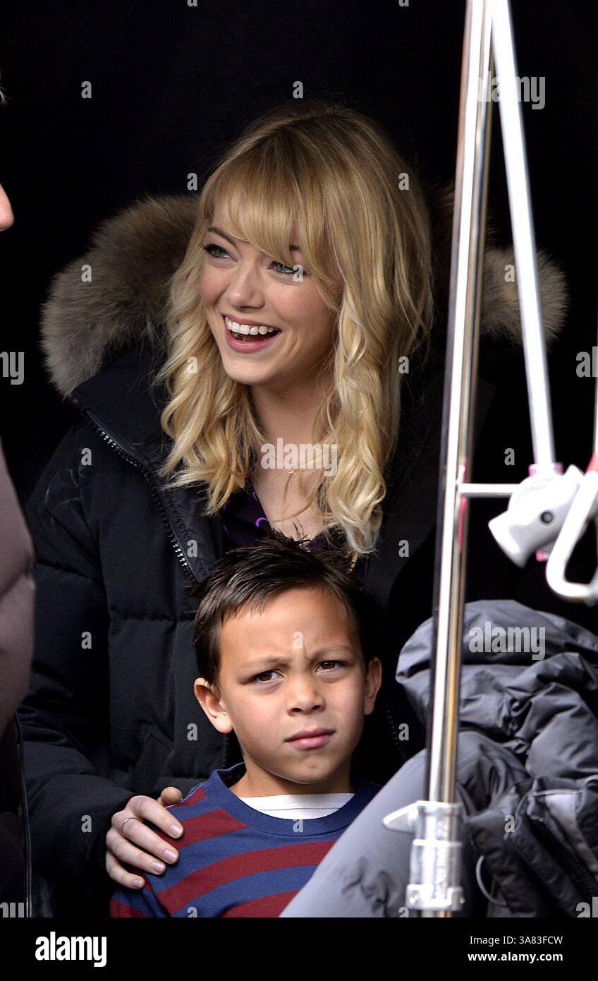 12 mars 2013 - New York, New York, États-Unis - EMMA STONE sur le tournage de 'The Amazing Spiderman 2' à New York. (Crédit image : © Curtis Means/Ace Pictures/ZUMAPRESS.com) Banque D'Images