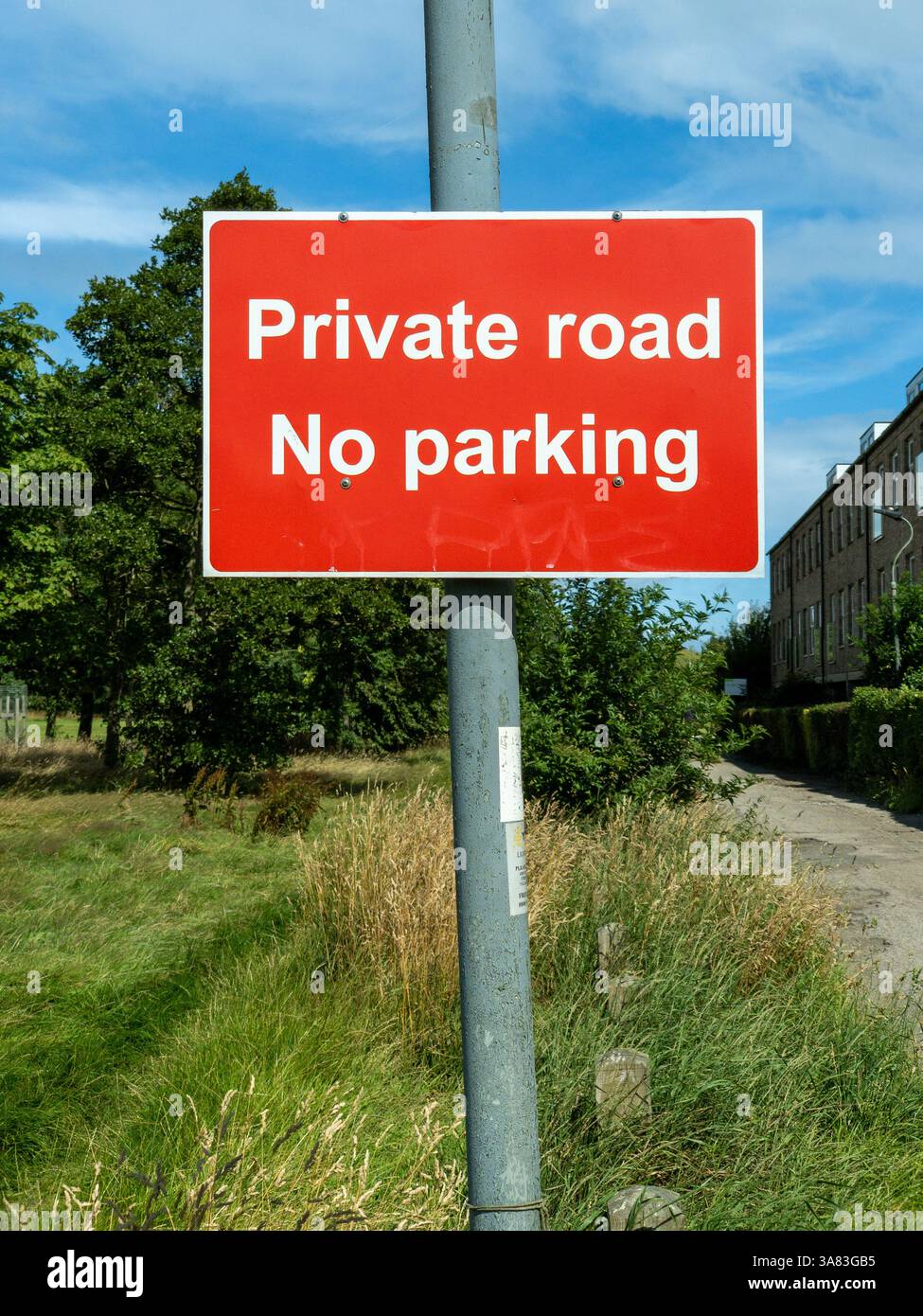 Panneau rouge sur un lampadaire indiquant « Private Road No parking » sur Monk Avenue, une rue résidentielle surplombant les moines errants à York. Banque D'Images