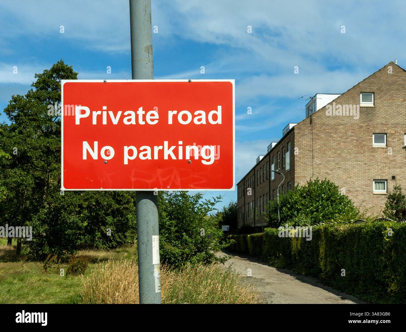 Panneau rouge sur un lampadaire indiquant « Private Road No parking » sur Monk Avenue, une rue résidentielle surplombant les moines errants à York. Banque D'Images