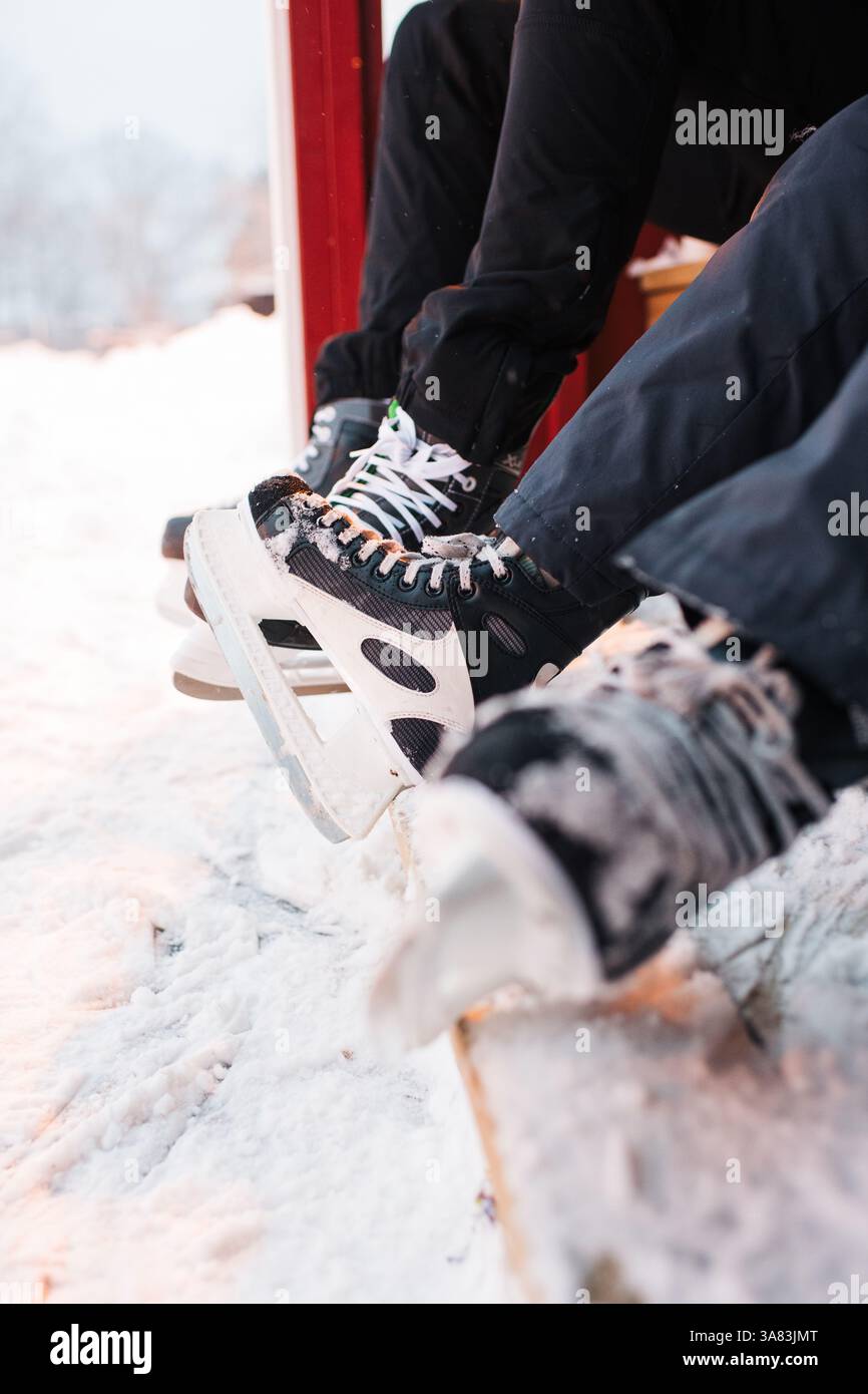 patins à glace sur le côté d'une patinoire en suède Banque D'Images