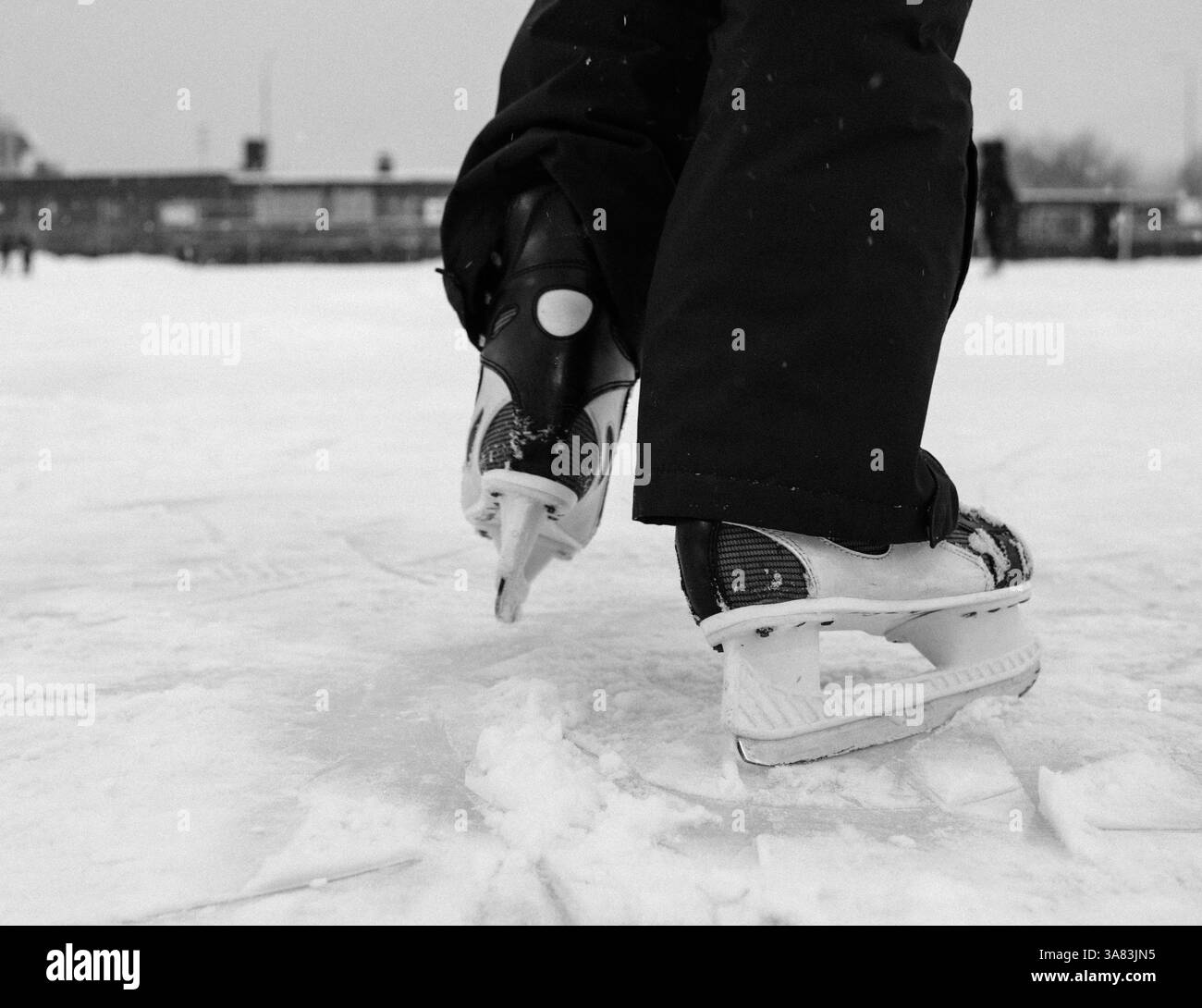 Patins à glace sur la glace couverte de neige en hiver en Suède Banque D'Images