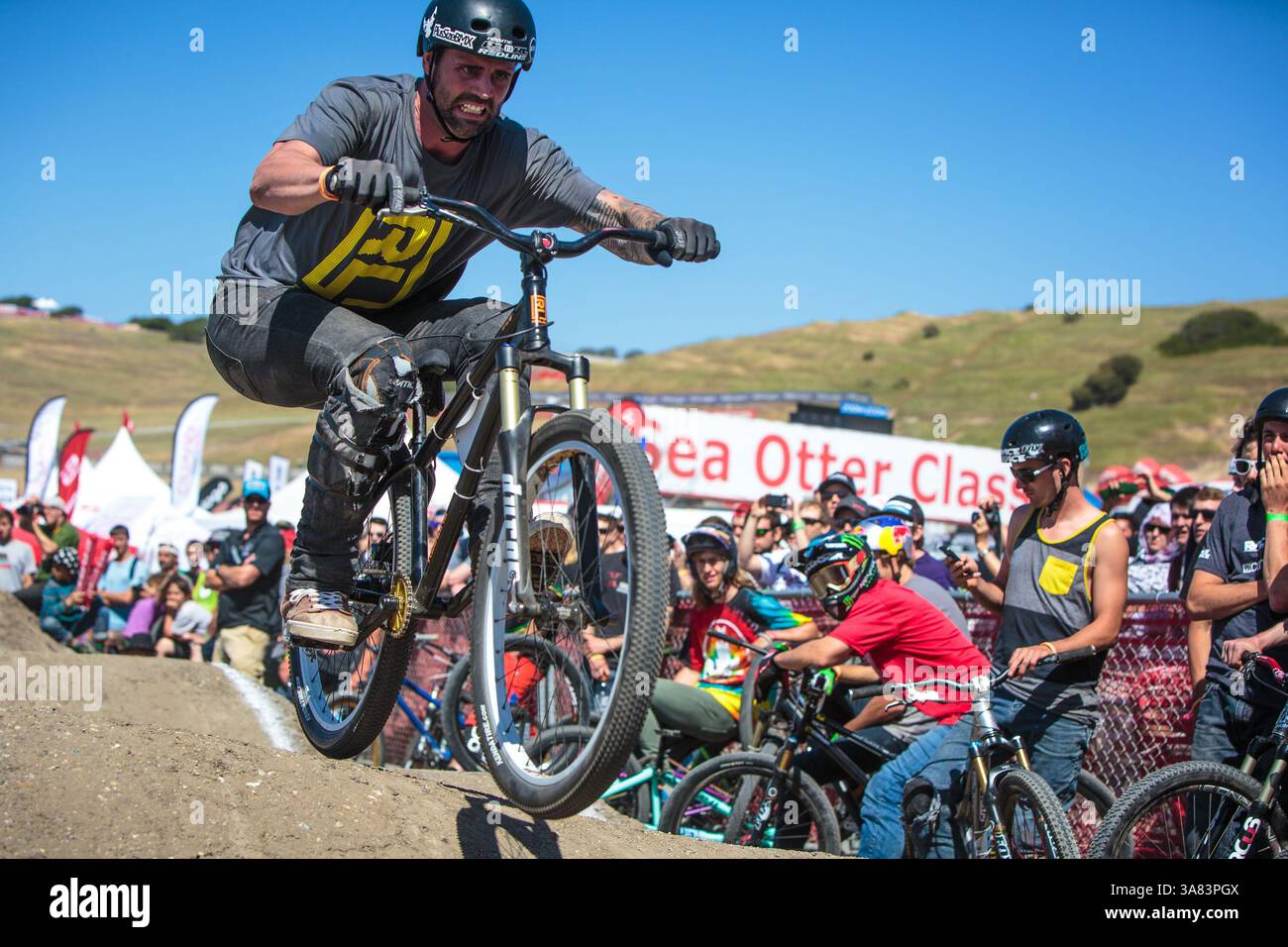 20 avril 2013 - Monterey, Californie, États-Unis - JOSH HULT de Redline roule avec un look intense lors de l'événement Speed & style au Sea Otter Classic 2013 près de Monterey. (Crédit image : © Mike Albright/ZUMAPRESS.com) Banque D'Images