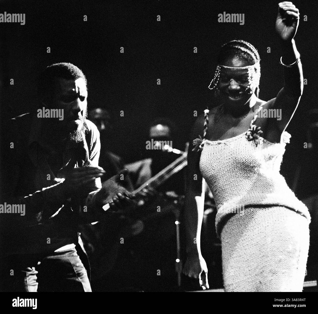 PHOTO - RICHIE HAVENS, l'emblématique chanteur folk qui a ouvert le festival de musique de Woodstock en 1969 avec une voix râpeuse et une guitare caressée d'urgence, est décédé lundi 22 avril 2013 d'une crise cardiaque. Il avait 72 ans. SUR LA PHOTO : Jan. 1, 1972 - New York, New York, États-Unis - (photo de dossier 1960s-70s. Date exacte inconnue) RICHIE HAVENS et NINA SIMONE. (Crédit image : © Douglas Kent Hall/ZUMAPRESS.com) Banque D'Images
