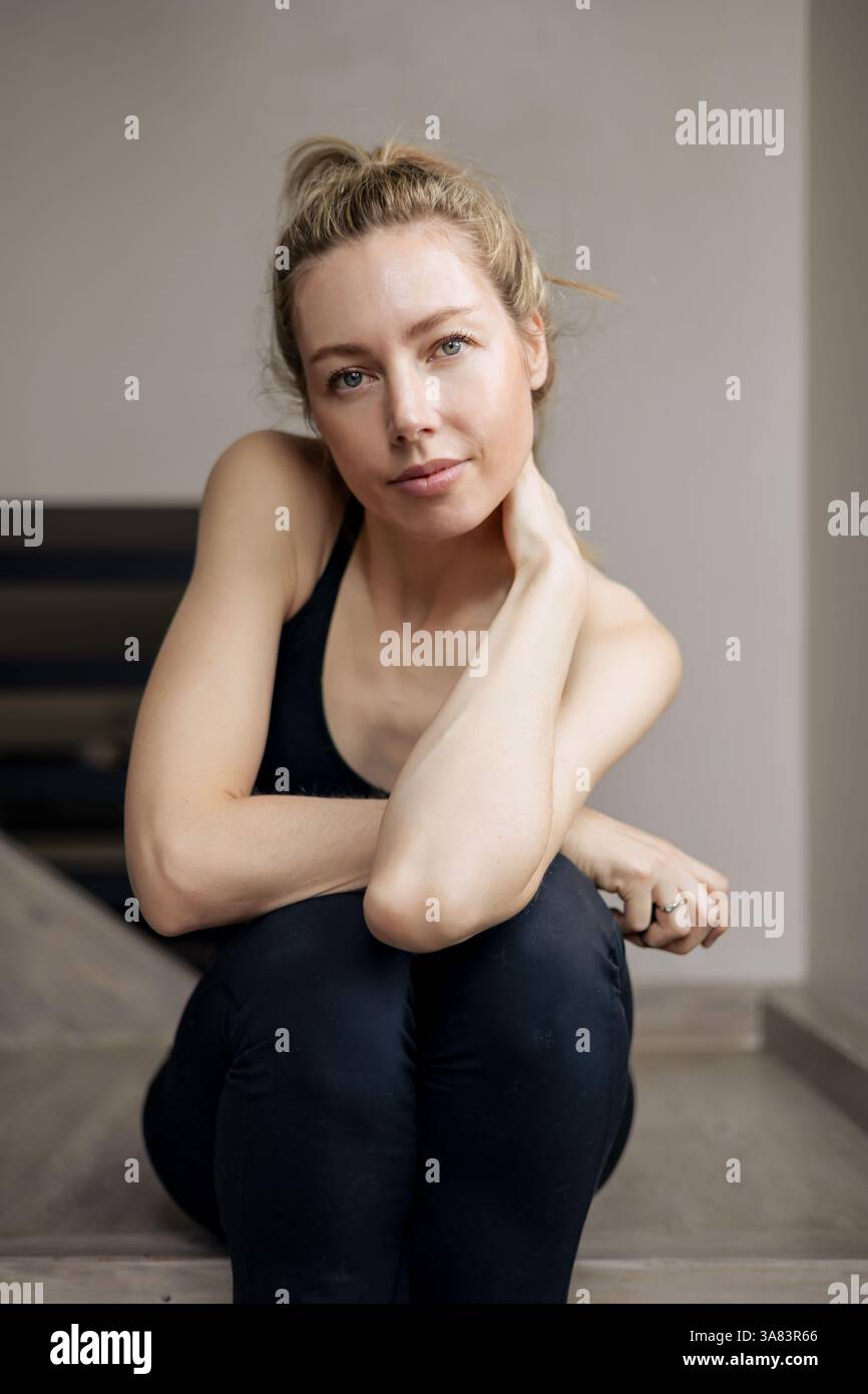 Femme de milieu de vie active priorisant le bien-être avec le remplacement hormonal Banque D'Images