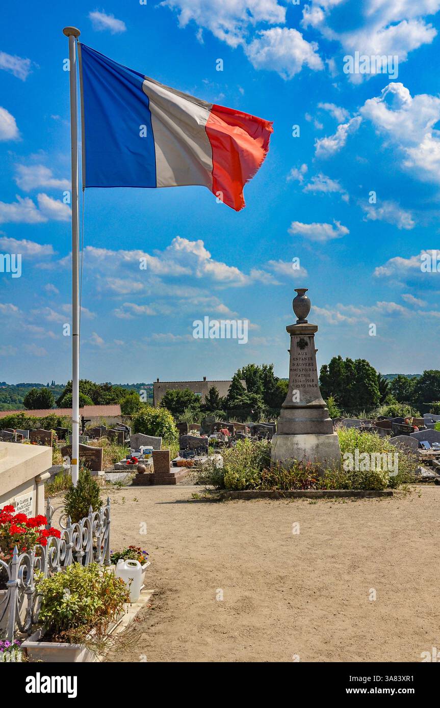 Le drapeau français orne le monument aux héros tombés des première et seconde guerres mondiales à Auvers-sur-Oise Banque D'Images
