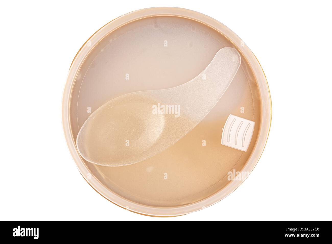 Pot de plaques sous les yeux avec cuillère isolé sur blanc, vue de dessus. Produit cosmétique Banque D'Images