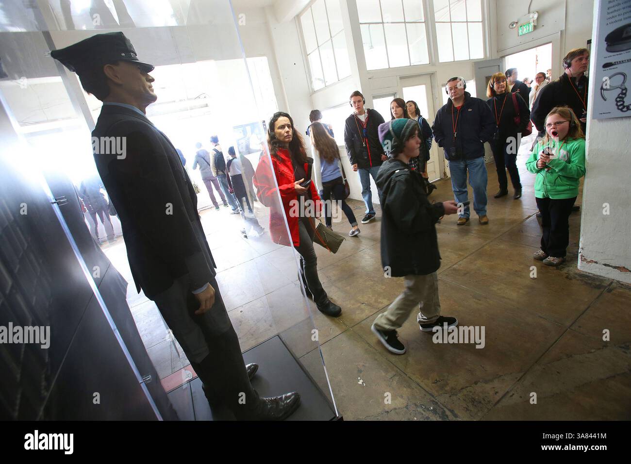 18 mars 2013 - San Francisco, CA, Etats-Unis - les touristes passent devant une exposition de gardiens de prison dans le bâtiment administratif du pénitencier fédéral sur l'île d'Alcatraz le 18 mars 2013 à San Francisco, Californie. La prison fédérale de l'île a fermé il y a 50 ans et est maintenant une destination touristique. Quel que soit son rôle, il ne manque jamais de capturer l'imagination. (Crédit image : © Aric Crabb/MCT/ZUMAPRESS.com) Banque D'Images