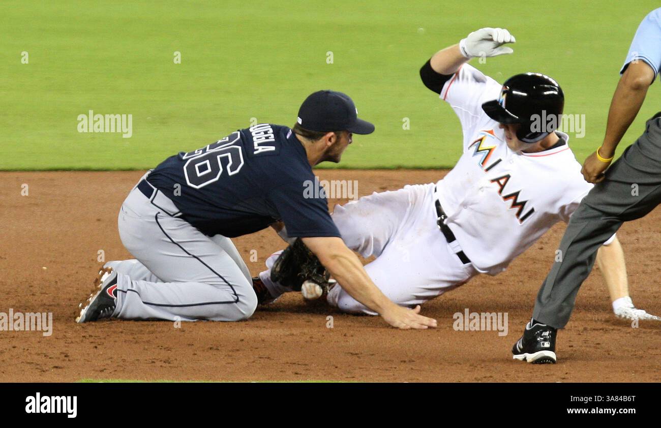 10 avril 2013 - Miami, FL, États-Unis - Chris Valaika de Miami Marlins est en sécurité à la deuxième base après que Dan Uggla d'Atlanta Braves ait lâché la balle au Marlins Park à Miami, Floride, le mercredi lundi 10 avril, 2013. (crédit image : © Hector Gabino/MCT/ZUMAPRESS.com) Banque D'Images