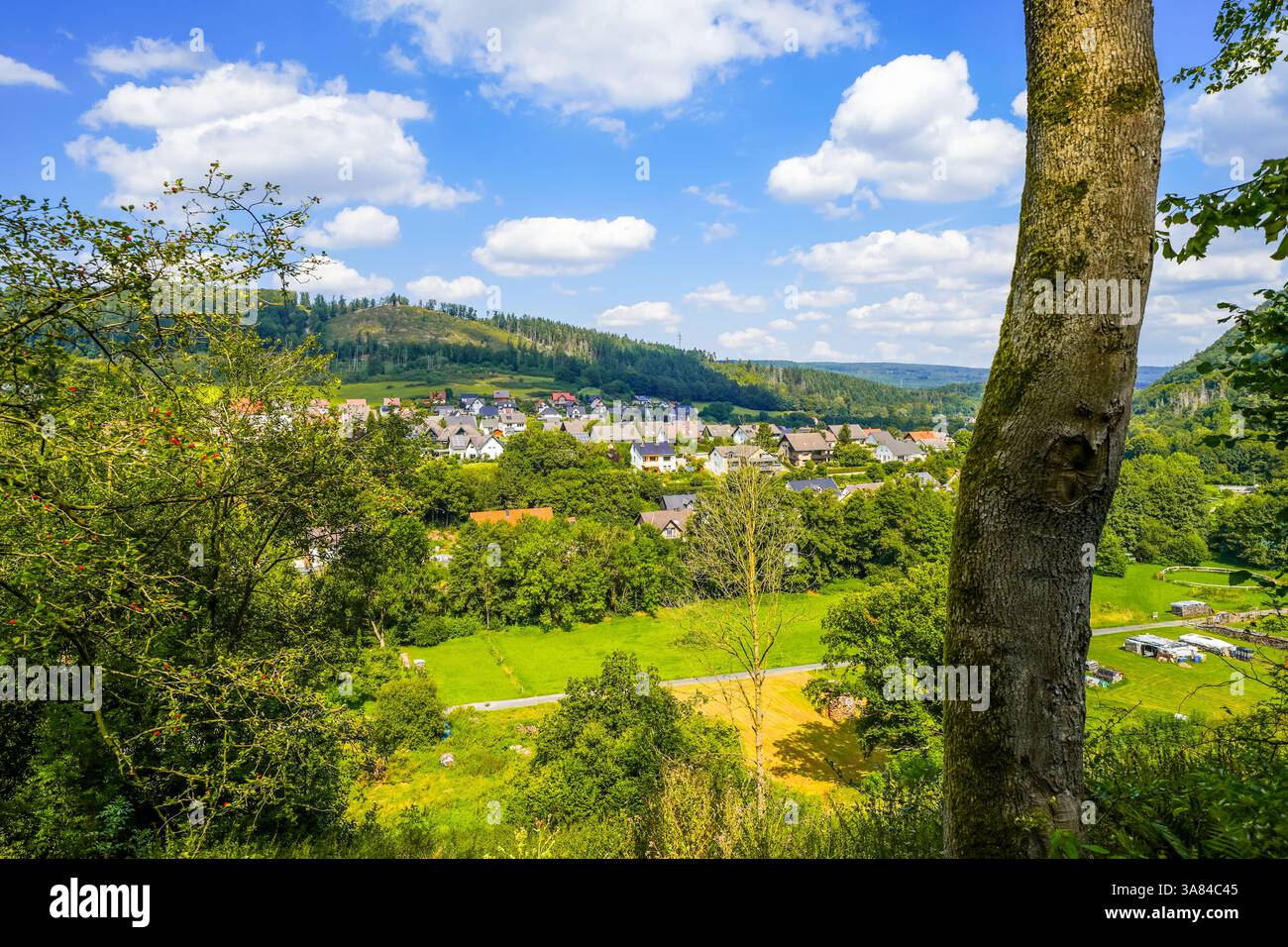 Vue sur Berringhausen près de Burscheid et la nature verte environnante. Paysage dans le pays Bergisches. Banque D'Images