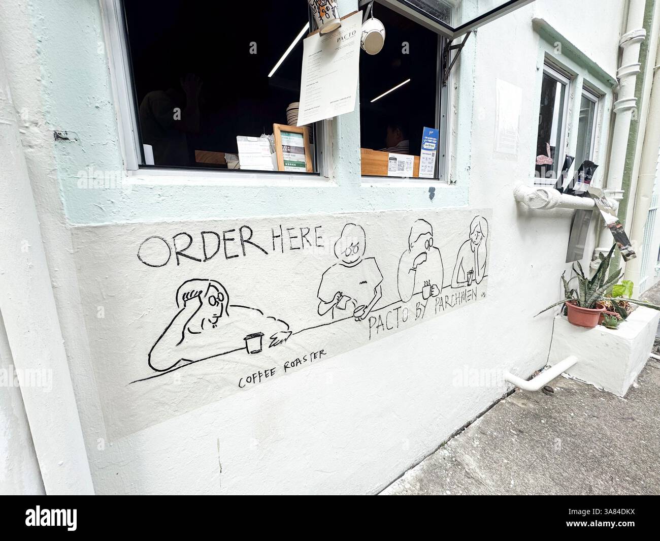 À emporter seulement le café de rue de fenêtre, seule fenêtre pour acheter du café sur le pouce. Torréfacteur de café, commande à la fenêtre, aller chercher du café sur le pouce. Singapour Banque D'Images