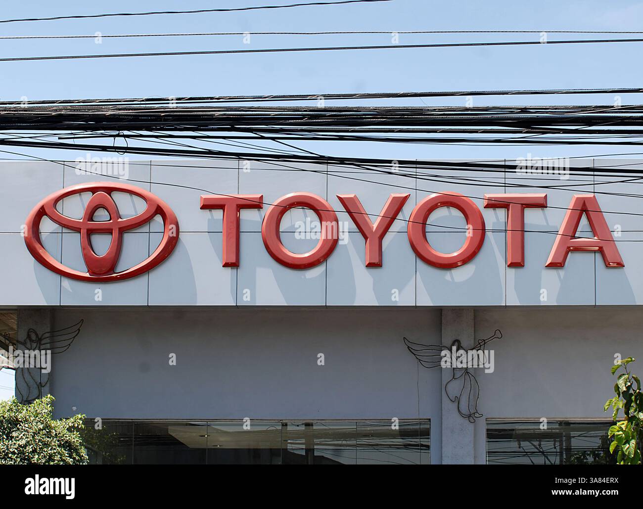12 avril 2013 - Manille, Philippines - le logo de Toyota est vu dans un concessionnaire automobile de la ville de Muntinlupa, Metro Manila, Philippines, le 12 avril 2013. Quatre des plus grands constructeurs automobiles japonais, Toyota, Nissan, Honda et Mazda ont déclaré séparément qu'ils rappelleraient un total de 3,39 millions de véhicules dans le monde conformément aux réglementations locales, tous citant le même dysfonctionnement des airbags côté passager. (Crédit image : © Ezra Acayan/ZUMAPRESS.com) Banque D'Images