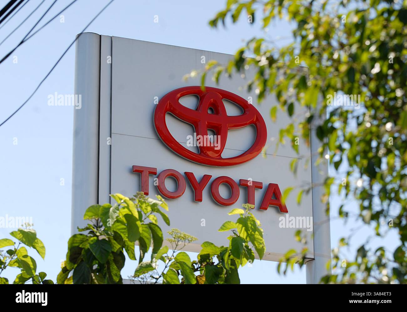 12 avril 2013 - Manille, Philippines - le logo de Toyota est vu dans un concessionnaire automobile de la ville de Muntinlupa, Metro Manila, Philippines, le 12 avril 2013. Quatre des plus grands constructeurs automobiles japonais, Toyota, Nissan, Honda et Mazda ont déclaré séparément qu'ils rappelleraient un total de 3,39 millions de véhicules dans le monde conformément aux réglementations locales, tous citant le même dysfonctionnement des airbags côté passager. (Crédit image : © Ezra Acayan/ZUMAPRESS.com) Banque D'Images