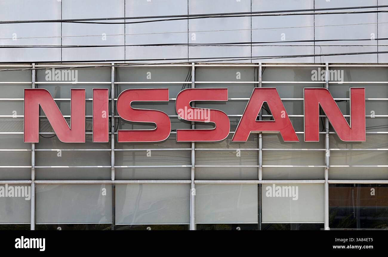 12 avril 2013 - Manille, Philippines - le logo de Nissan est vu dans un concessionnaire automobile de la ville de Muntinlupa, Metro Manila, Philippines, le 12 avril 2013. Quatre des plus grands constructeurs automobiles japonais, Toyota, Nissan, Honda et Mazda ont déclaré séparément qu'ils rappelleraient un total de 3,39 millions de véhicules dans le monde conformément aux réglementations locales, tous citant le même dysfonctionnement des airbags côté passager. (Crédit image : © Ezra Acayan/ZUMAPRESS.com) Banque D'Images