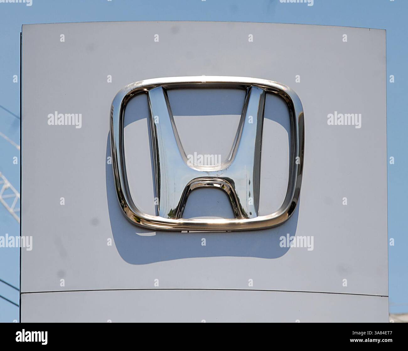 12 avril 2013 - Manille, Philippines - le logo de Honda est vu dans un concessionnaire automobile de la ville de Muntinlupa, Metro Manila, Philippines, le 12 avril 2013. Quatre des plus grands constructeurs automobiles japonais, Toyota, Nissan, Honda et Mazda ont déclaré séparément qu'ils rappelleraient un total de 3,39 millions de véhicules dans le monde conformément aux réglementations locales, tous citant le même dysfonctionnement des airbags côté passager. (Crédit image : © Ezra Acayan/ZUMAPRESS.com) Banque D'Images