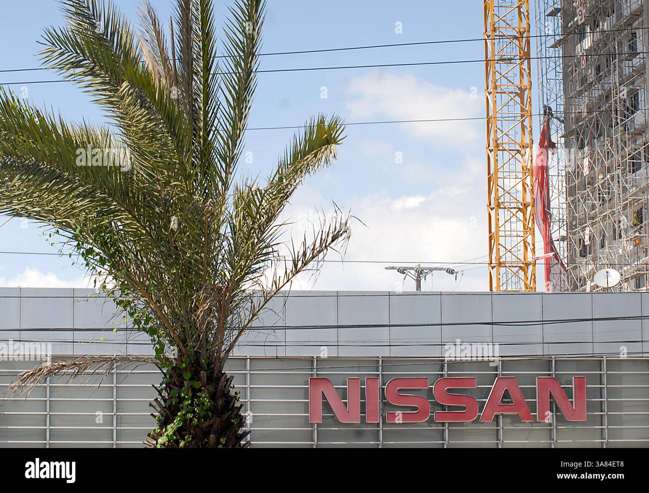 12 avril 2013 - Manille, Philippines - le logo de Nissan est vu dans un concessionnaire automobile de la ville de Muntinlupa, Metro Manila, Philippines, le 12 avril 2013. Quatre des plus grands constructeurs automobiles japonais, Toyota, Nissan, Honda et Mazda ont déclaré séparément qu'ils rappelleraient un total de 3,39 millions de véhicules dans le monde conformément aux réglementations locales, tous citant le même dysfonctionnement des airbags côté passager. (Crédit image : © Ezra Acayan/ZUMAPRESS.com) Banque D'Images