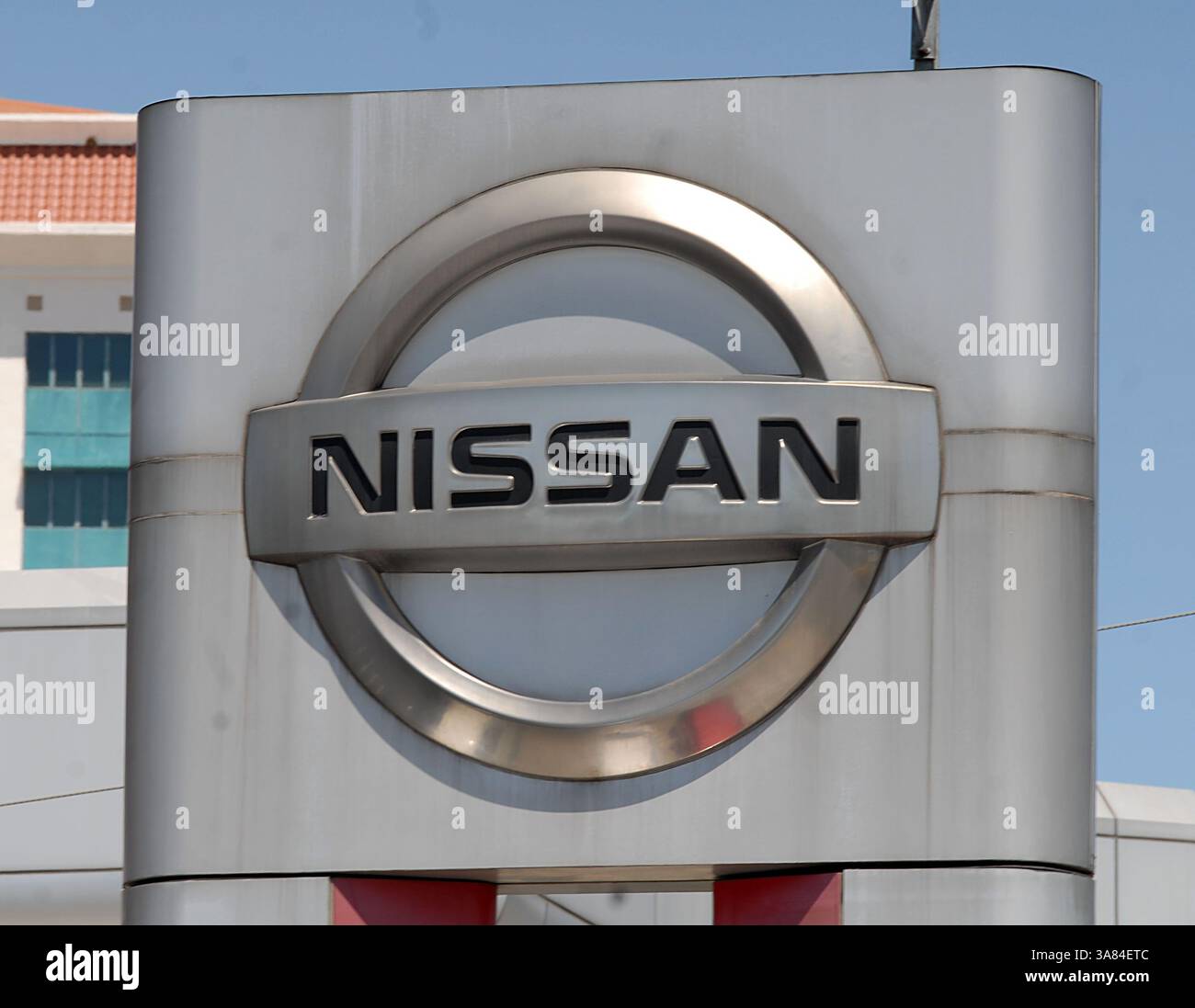 12 avril 2013 - Manille, Philippines - le logo de Nissan est vu dans un concessionnaire automobile de la ville de Muntinlupa, Metro Manila, Philippines, le 12 avril 2013. Quatre des plus grands constructeurs automobiles japonais, Toyota, Nissan, Honda et Mazda ont déclaré séparément qu'ils rappelleraient un total de 3,39 millions de véhicules dans le monde conformément aux réglementations locales, tous citant le même dysfonctionnement des airbags côté passager. (Crédit image : © Ezra Acayan/ZUMAPRESS.com) Banque D'Images