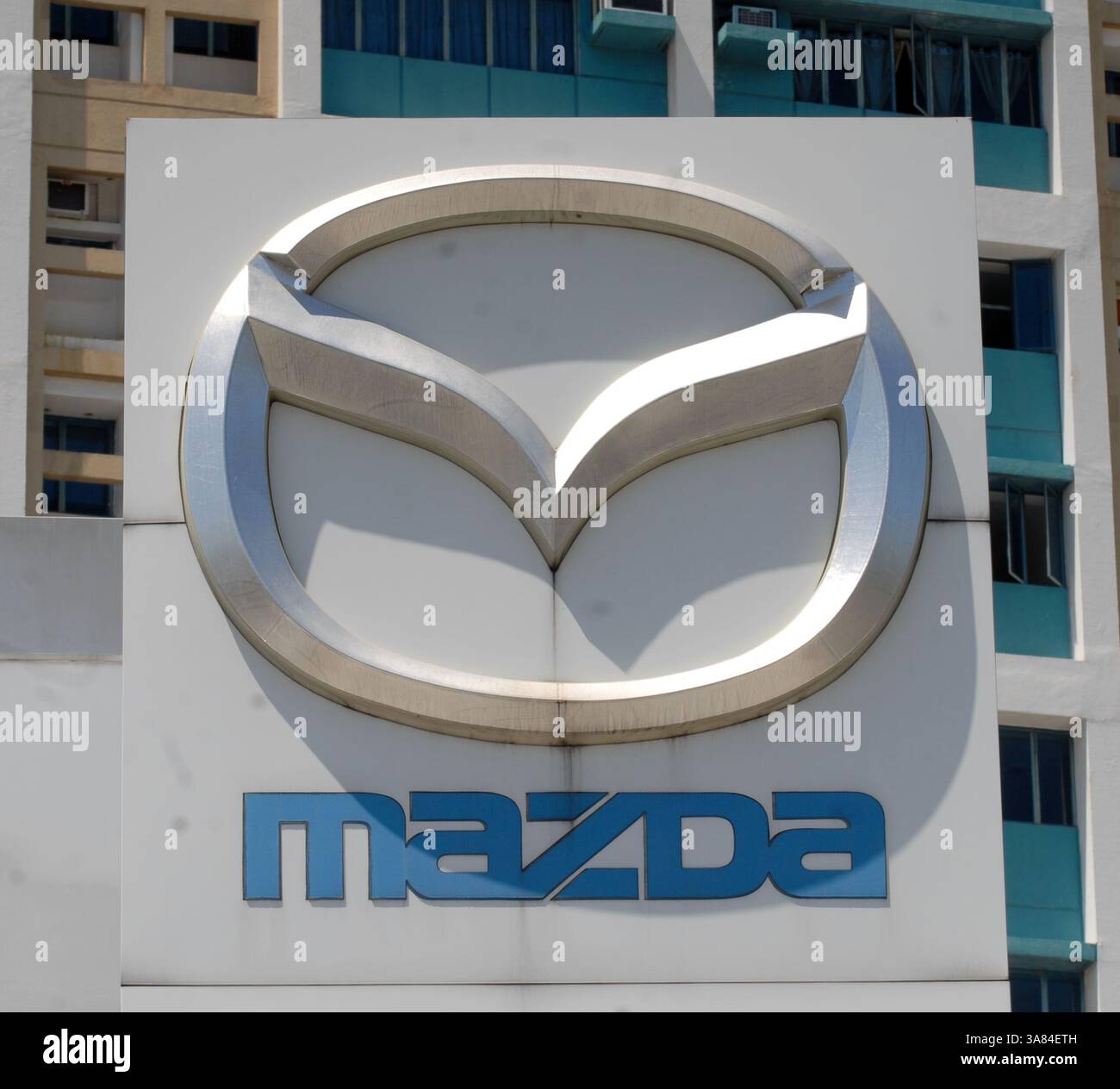 12 avril 2013 - Manille, Philippines - le logo de Mazda est vu dans un concessionnaire automobile dans la ville de Muntinlupa, Metro Manila, Philippines, 12 avril 2013. Quatre des plus grands constructeurs automobiles japonais, Toyota, Nissan, Honda et Mazda ont déclaré séparément qu'ils rappelleraient un total de 3,39 millions de véhicules dans le monde conformément aux réglementations locales, tous citant le même dysfonctionnement des airbags côté passager. (Crédit image : © Ezra Acayan/ZUMAPRESS.com) Banque D'Images