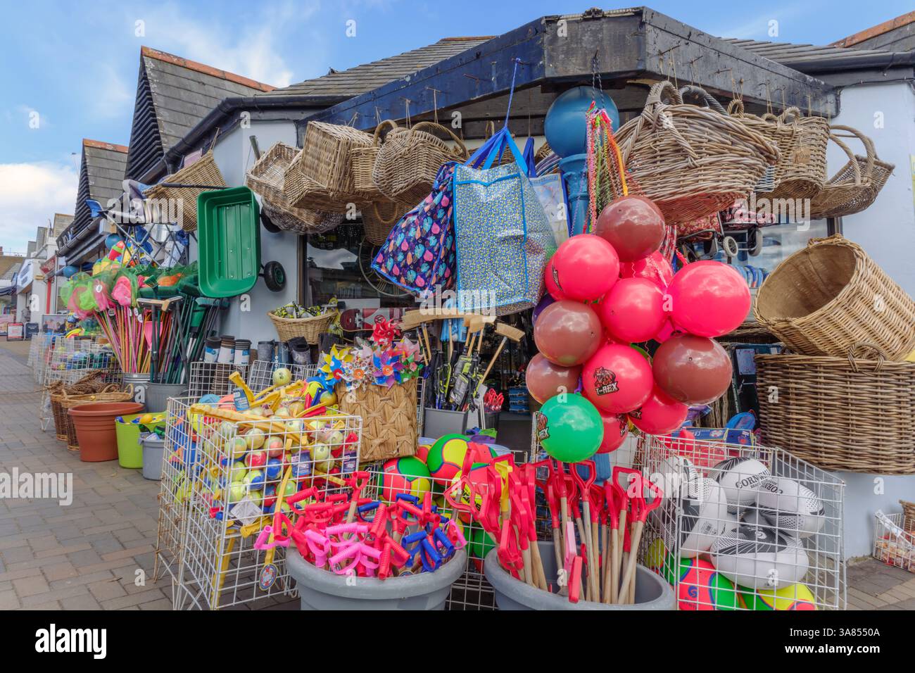 Bude, Cornouailles - Une quincaillerie débordant de seaux, pique et balles dans la ville balnéaire de vacances de Cornouailles de Bude. Banque D'Images