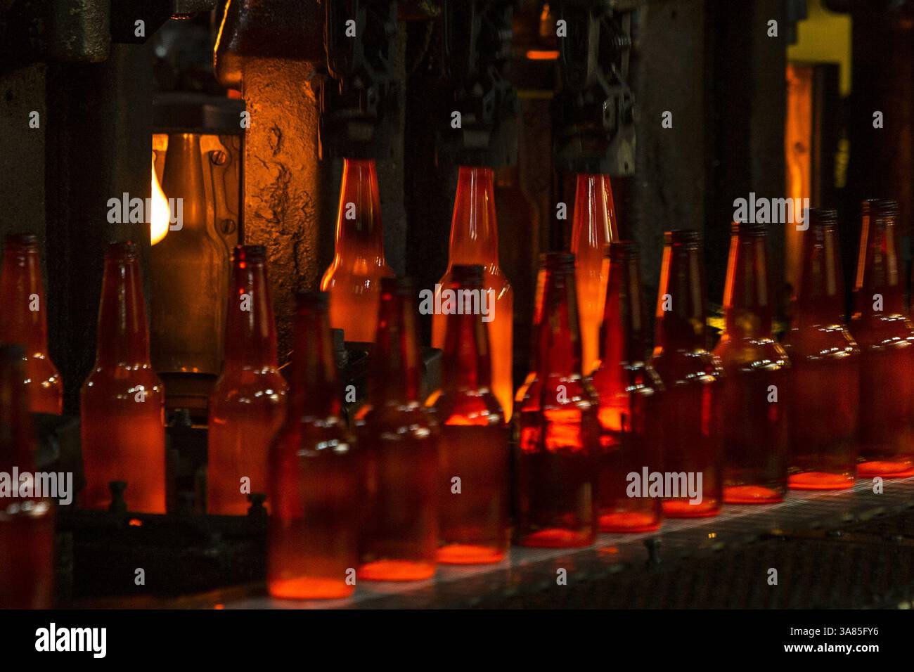 18 avril 2013 - Toronto, Ontario, Canada - à l'aide d'une caméra à grande vitesse, un glob de verre chaud fondu entre dans le moule et est vu avant d'être formé à l'usine de bouteilles Owens Illinois à Brampton, en Ontario. L'usine utilise 50 % de matériaux recyclés dans sa fabrication de verre, produisant des clones parfaits à une vitesse aveuglante. (Image de crédit : © Christopher Drost/SHIFT digital/ZUMAPRESS.com) Banque D'Images
